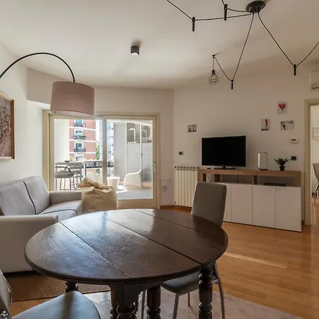 Guesthost - Porta Portese Modern Terrace Apartment *