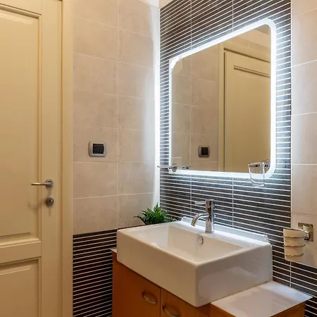 Guesthost - Porta Portese Modern Terrace Apartment Rom